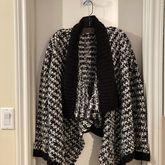LOFT Sweaters - LOFT Black & White Knit Poncho Like Sweater w Sleeves.